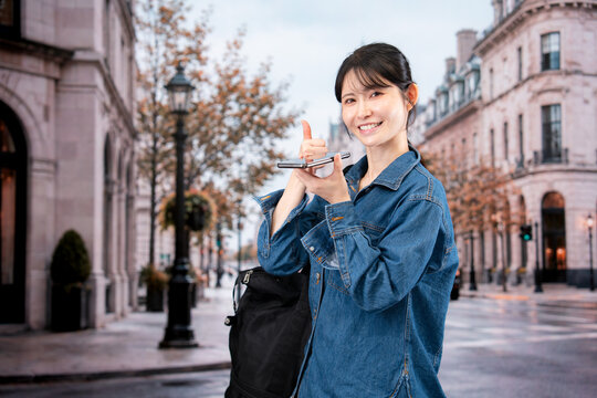 海外旅行をしながらAIで調べ物をする若い女性