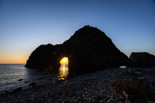 洞門と夕陽