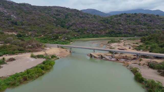 Puente de rambo en el r&iacute;o Omitl&agrave;n