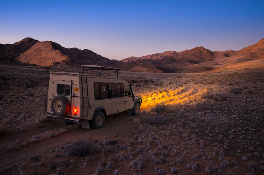 Africa, Namibia, Namib Desert, Landrover in Kulala Wilderness Reserve