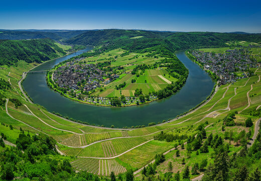 River Mosel meanders around the village of Kr�v in Germany