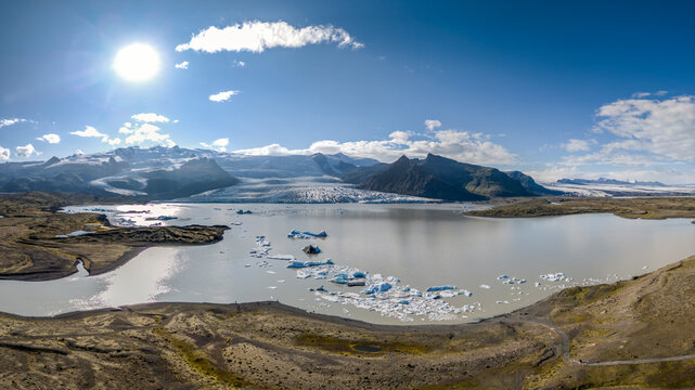 Bright sun shines over Fjallsj�kull glacier and Fjalls�rl�n lagoon