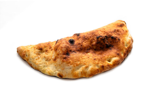 Calzone ripieno, classica pizza italiana 