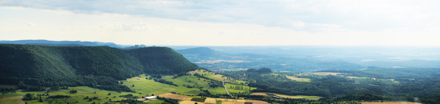 Panoramablick von der Teck auf die Schw&auml;bische Alb