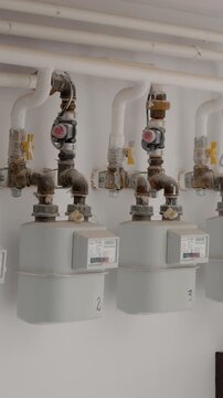 Vertical Screen: This shows gas installations in a block of flats, focusing on the meters and pipes. It highlights the setup and connections used for gas supply in the building.