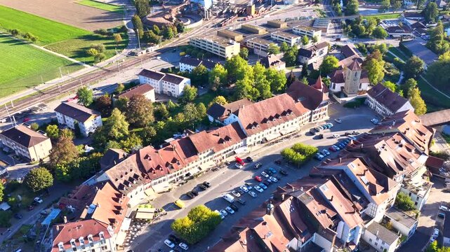Aarberg und Zuckerfabrik, Kanton Bern, historische Altstadt, Luftaufnahme und Schweizer Architektur, September 2026