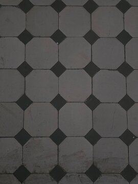 Szaro-czarny geometryczny wz&oacute;r płytek na podłodze