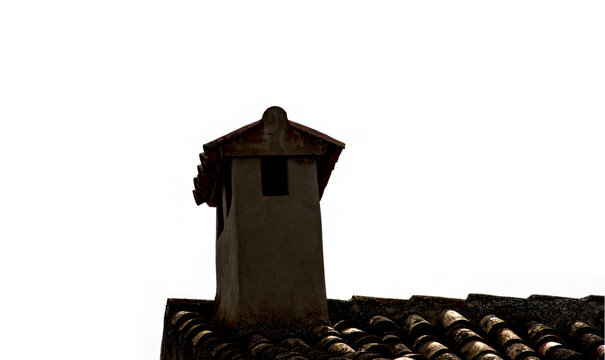 Antiguo tejado de tejas &aacute;rabes con una chimenea de obra, en formato PMG,