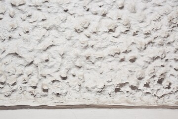 Biała ściana o oryginalnym tynku strukturalnym. A white wall with a distinctive textured plaster finish.  © 123108 Aneta