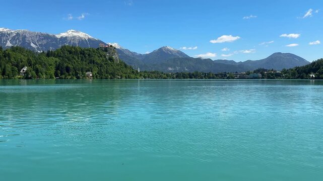 ブレッド湖の風景、奥にブレッド城とユリアン・アルプス、2026年5月
