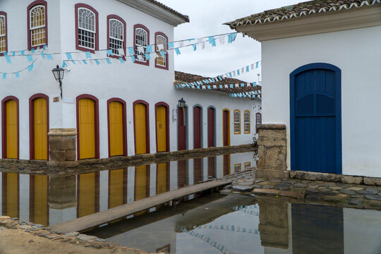 Marea alta en la calle de Paraty, Brasil.