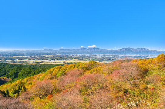 栃木県大田原市　秋の紅葉に染まる御亭山と遠方に日光連山と高原山の風景