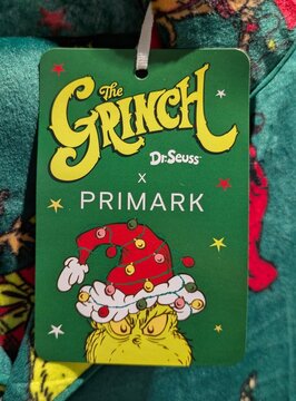 Vista de cerca de una etiqueta de cart&oacute;n con The Grinch del Dr. Seuss, con sombrero de Santa Claus, en pijama de tienda Primark, Madrid, Espa&ntilde;a, 29 de septiembre de 2026