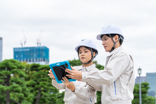 タブレットPCを見るアジア人労働者。建設、工事、技能実習生、外国人、建築、仕事、東南アジア、作業員