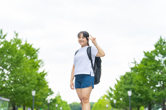 笑顔のアジア人女性。観光客、インバウンド、旅行、東南アジア、観光、日本、ツアー、留学生、学生、留学