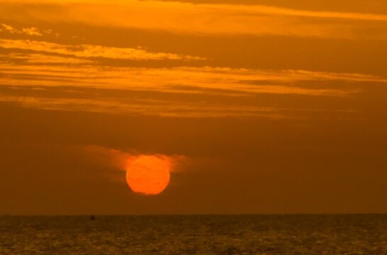 Big sun and sea sunset backgraund