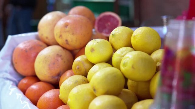 モロッコの market に並ぶレモンとグレープフルーツ、屋台のフレッシュジュース用柑橘（Fresh Citrus at a Moroccan Market）