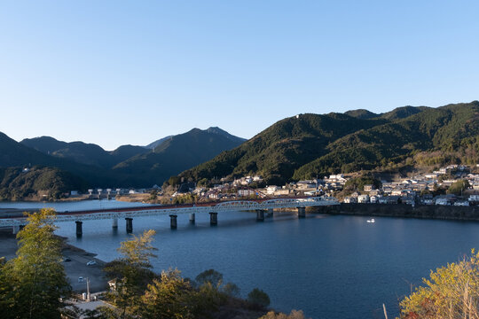 和歌山県新宮市から望む清らかな熊野川と対岸の三重県紀宝町の町並みおよび山々が広がる日本の美しい自然風景素材
