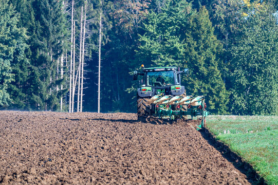 Traktor bei der herbstlichen Bodenbearbeitung