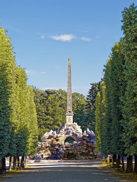 Obelisk fountain in the castle park, Sch&ouml;nbrunn Palace, former summer residence of the Habsburgs, baroque, three-wing complex, built 1695-1743, UNESCO World Heritage Site, Hietzing, 13th District, Vienna, Austria