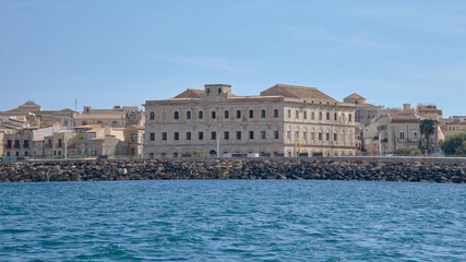 Obraz premium Sea view of the historic Bourbon Prison on the sunny coast of Ortigia, Syracuse, Italy
