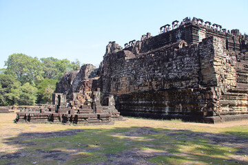 Obraz premium hall (baphuon) in a ruined khmer hindu and buddhist complex (angkor thom) in angkor in siem reap in cambodia 