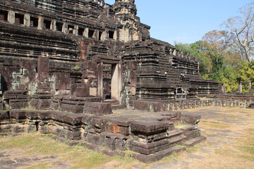 Fototapeta premium hall (baphuon) in a ruined khmer hindu and buddhist complex (angkor thom) in angkor in siem reap in cambodia 