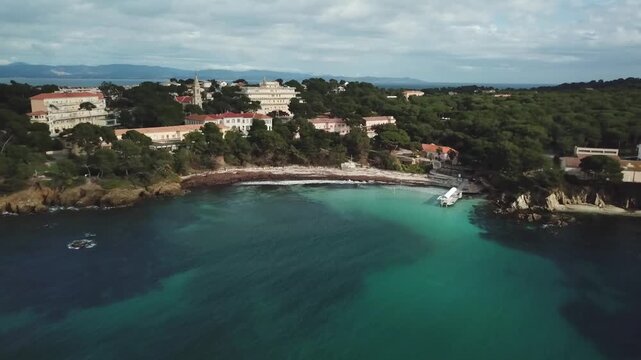 drone shot d'une c&ocirc;te de Hyeres en France
