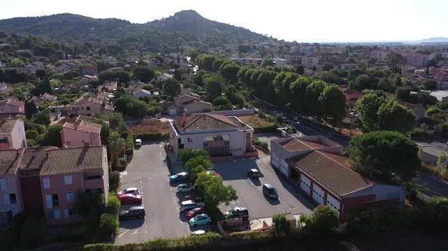 drone shot de la ville de Hyeres en france