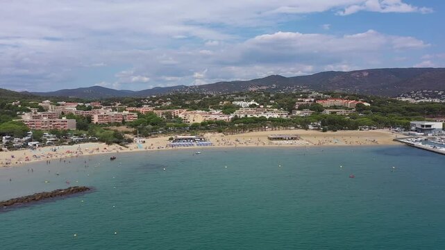drone shot d'une c&ocirc;te de Hyeres en France
