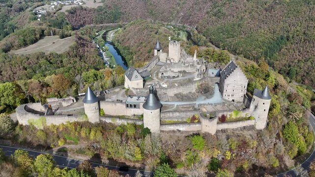 vue a&eacute;rienne du ch&acirc;teau de Bourscheid au Grand Duch&eacute; du Luxembourg. Le b&acirc;timent fortifi&eacute; domine un relief escarp&eacute; entour&eacute; d'une for&ecirc;t aux couleurs de l'Automne. Lieu touristique au nord d'Ettelbruck. 