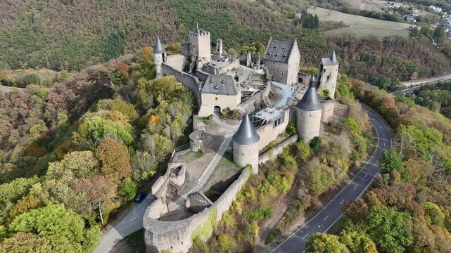 vue a&eacute;rienne du ch&acirc;teau de Bourscheid au Grand Duch&eacute; du Luxembourg. Le b&acirc;timent fortifi&eacute; domine un relief escarp&eacute; entour&eacute; d'une for&ecirc;t aux couleurs de l'Automne. Lieu touristique au nord d'Ettelbruck. 