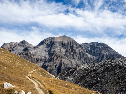 vue sur la roche bernaude et le glissement de roches des chances du peyron dans le massif du thabor