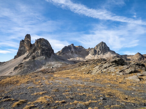 Pointe du cheval blanc et en arri&egrave;re plan la roche de la pelle, dans le massif du mont thabor, alpes fran&ccedil;aises, avec alpages, roches ac&eacute;r&eacute;es