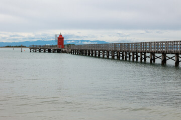 Fototapeta premium 14 Ponte di legno con Faro rosso a Lignano Sabbiadoro Italia