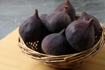 Fresh autumn figs on a colored background.  © Pixora ST 