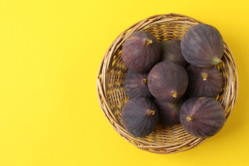 Fresh autumn figs on a colored background.  © Pixora ST 