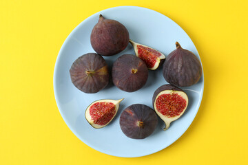 Fresh autumn figs on a colored background.  © Pixora ST 