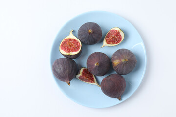 Fresh autumn figs on a colored background.  © Pixora ST 