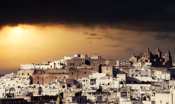 Ostuni sous un ciel dramatique