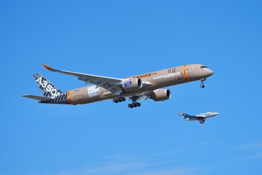 Airbus A350F et Dassault Falcon 20 en vol