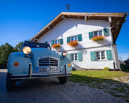 Citro&euml;n 2CV, sogenannte Ente, vor einem Bauernhaus in Oberbayern