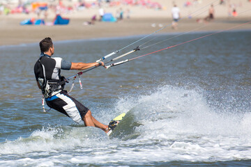 Kitesurfer in Aktion © Bittner KAUFBILD.de