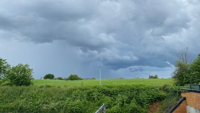 Nuages d'orage au dessus d'un paysage rural &agrave; Braine-le-Comte (Soignies)
