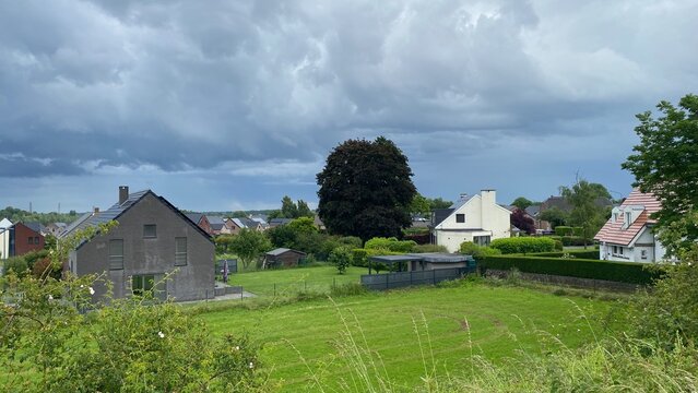 Nuages d'orage au dessus d'un paysage rural &agrave; Braine-le-Comte (Soignies)