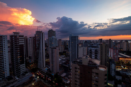 Pr&eacute;dios e o crep&uacute;sculo com raios solares no c&eacute;u Bel&eacute;m do Par&aacute; Brasil 