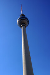Tour de télévision de Berlin vue en contre-plongée sur fond de ciel bleu © Julien