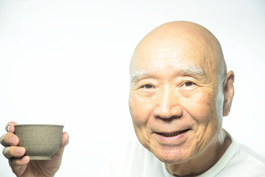 お茶を飲む　笑顔の老人