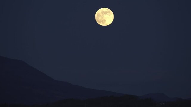 浅間山の稜線から昇る12月の美しい満月と夜空（タイムラプス）
