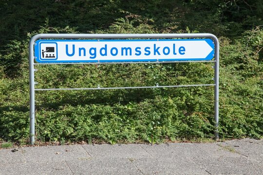 College road sign called ungdomsskole in Danish language